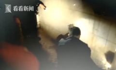 尴尬！醉酒男子一头摔进小便池