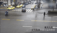 电动车司机路口被小车撞飞倒地   现场一片狼藉