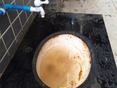 这种节约叫美德？家用碗筷拿到公厕洗手台清洗