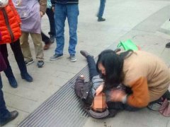 老人突发疾病晕倒在地 过路美女当场人工呼吸