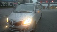 男子无牌驾驶 占用应急车道还超速