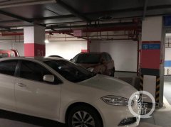 自家车位被占用他横停拦堵 对方：我有两个车你拦不住