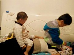 小儿子怒哭拍打大儿子 原因耐人寻味