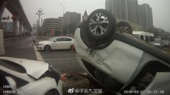 驾车无视红绿灯 轿车路口被撞翻