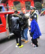 孕妇回家途中突然跌倒 摔倒后无法动弹