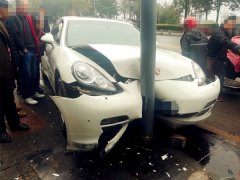 保时捷撞上路边电杆 车头凹陷严重变形