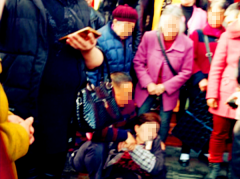 大妈街头突然倒地 众人帮忙紧急送医