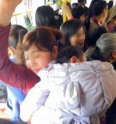 女子抱娃挤公交 站立许久无人让座