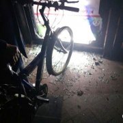 老人推单车过小区门禁遭弹回  玻璃碎裂一地