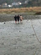 情侣踏春淌水游玩 未料被困“孤岛”