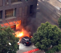 重庆一奥迪车发生自燃 车身被火吞噬