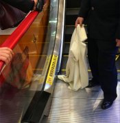 电梯惊魂！女子乘坐电梯衣服被卡住 半小时出不来