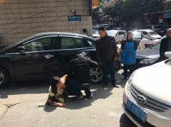 女子被身后轿车撞倒 脚上皮鞋都被碾压坏了