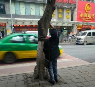 男子徒手扯断路边霓虹灯电线 自行带走