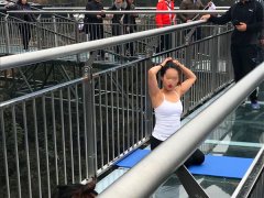 厉害了我的姐！女子景区内占道“练瑜伽”