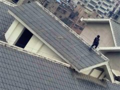 两小孩爬上楼顶瓦檐 上演惊险“躲猫猫”