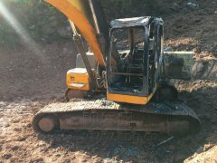 80多万元的挖掘机自燃成废铁  同行伸手帮助车主度难关