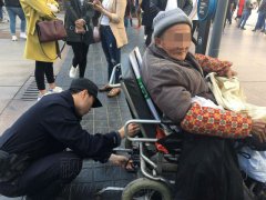 为暖心民警打call  蹲地半小时帮老人修轮椅
