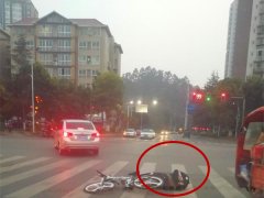小伙骑自行车闯红灯 撞上轿车后腾空倒地不起