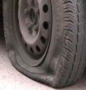 男子不满被女友当赚钱机器     拿四个车胎“出气”