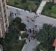 木板从天而降  砸到不足一岁的婴儿