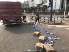 货车货物散落路口  现场一片狼藉