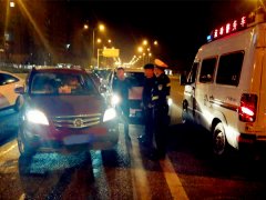 男子占用逆向车道导致擦挂 不仅负全责还要接受处罚