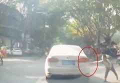 男孩站路边见车就伸手 吓坏不少私家车主