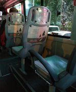 公交车上现“怪异”扶手  乘客不敢坐