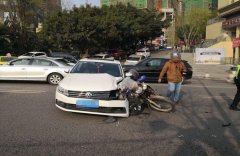 摩托逆行被撞  车毁人飞还得负全责