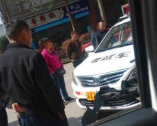 考试车与大货车相撞 车头严重受损