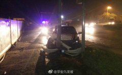 女司机开车穿高跟鞋 脚底打滑撞上电杆