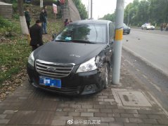 违规超车遇上违规变道 对向轿车躺着中枪