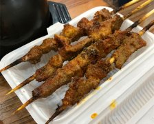 烤肉串竹签被老板用来掏牙缝  食客看后没了胃口