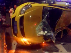 出租车侧翻90度  车窗玻璃碎裂脱落