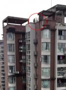男子站在33楼屋檐边  竟然只为做这事