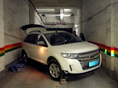 女司机错把油门当刹车 驾车撞上车库墙壁