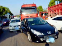 惊呆！半小时内随意变道同一路口连发三起事故