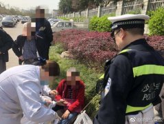 都是电缆线惹的祸  七旬老人被绊摔倒在地