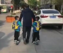 厉害了！73岁大爷用滑板遛双胞胎上学