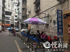 重庆一街道设置擦皮鞋专区 ：擦鞋师傅任选