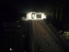 男子因急事疲劳驾驶惹祸端 越野车侧翻损失超10万元