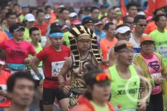 重庆马拉松选手各路奇葩造型夺目吸睛