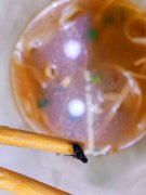 打包的小面里吃出虫  黑乎乎的