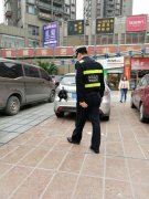 重庆一轿车尾部  竟粘着摇摇晃晃地“蝙蝠侠”