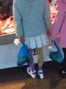 女子菜市乱穿衣 迷你短裙和凉鞋齐飞
