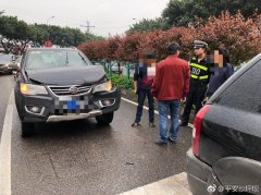 雨天弯道不减速  前车被撞出4米远