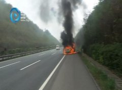轿车高速路自燃 三车道变单车道紧急疏通