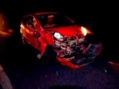 高速路下道口撞上货车  小轿车车头面目前非