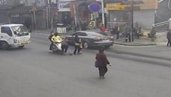 男子撞伤八旬老人踩油门想跑  民警当场拦截